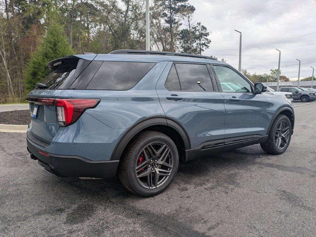 New 2026 Ford Explorer ST-Line w/ ST-Line Street Pack RWD image 4