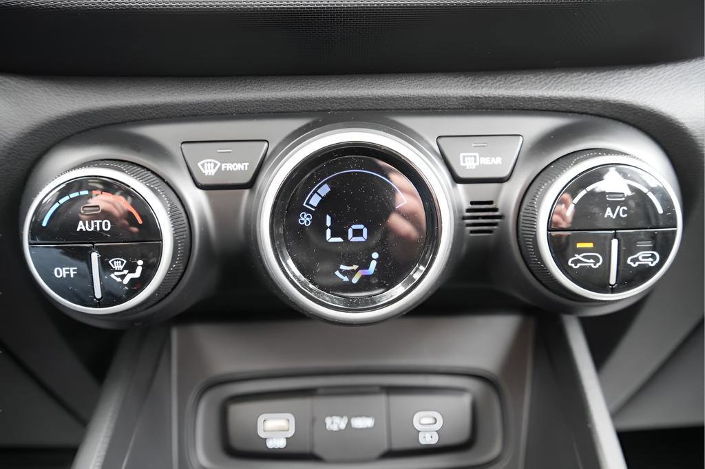 Certified 2025 Hyundai Venue SEL FWD image 33