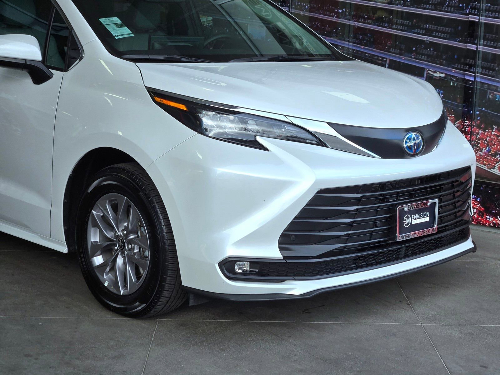 Used 2025 Toyota Sienna XLE w/ XLE Plus Package FWD image 2