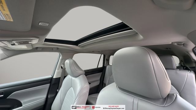 Used 2025 Toyota Highlander XLE image 12