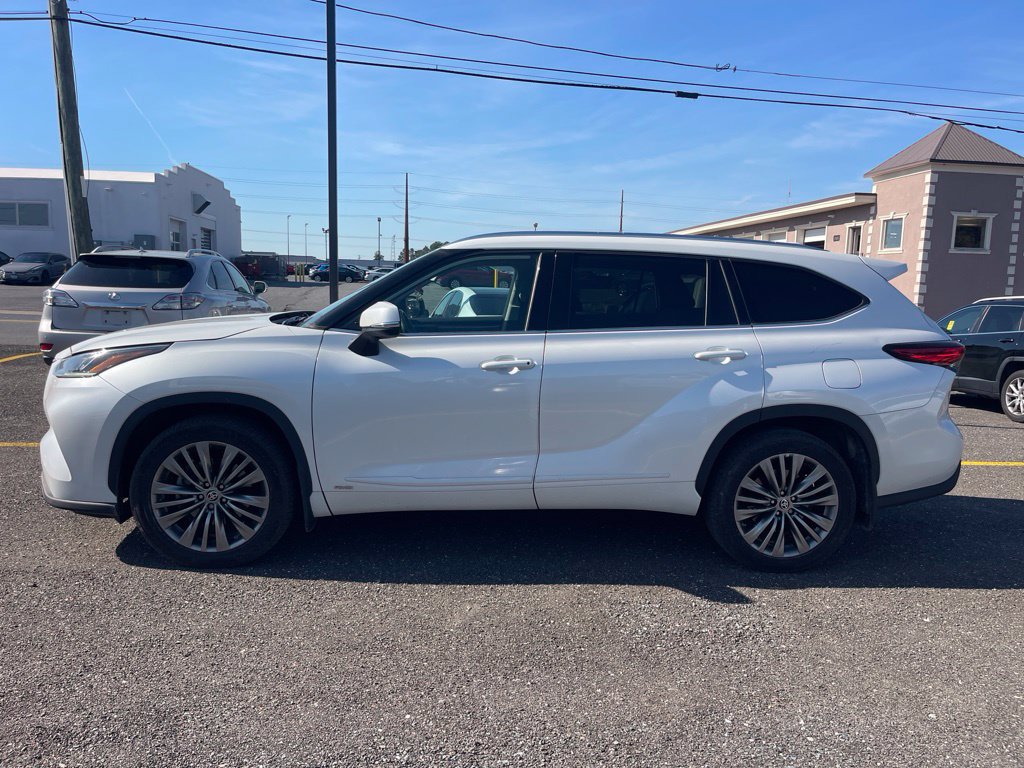 Used 2022 Toyota Highlander Platinum AWD/4WD image 2