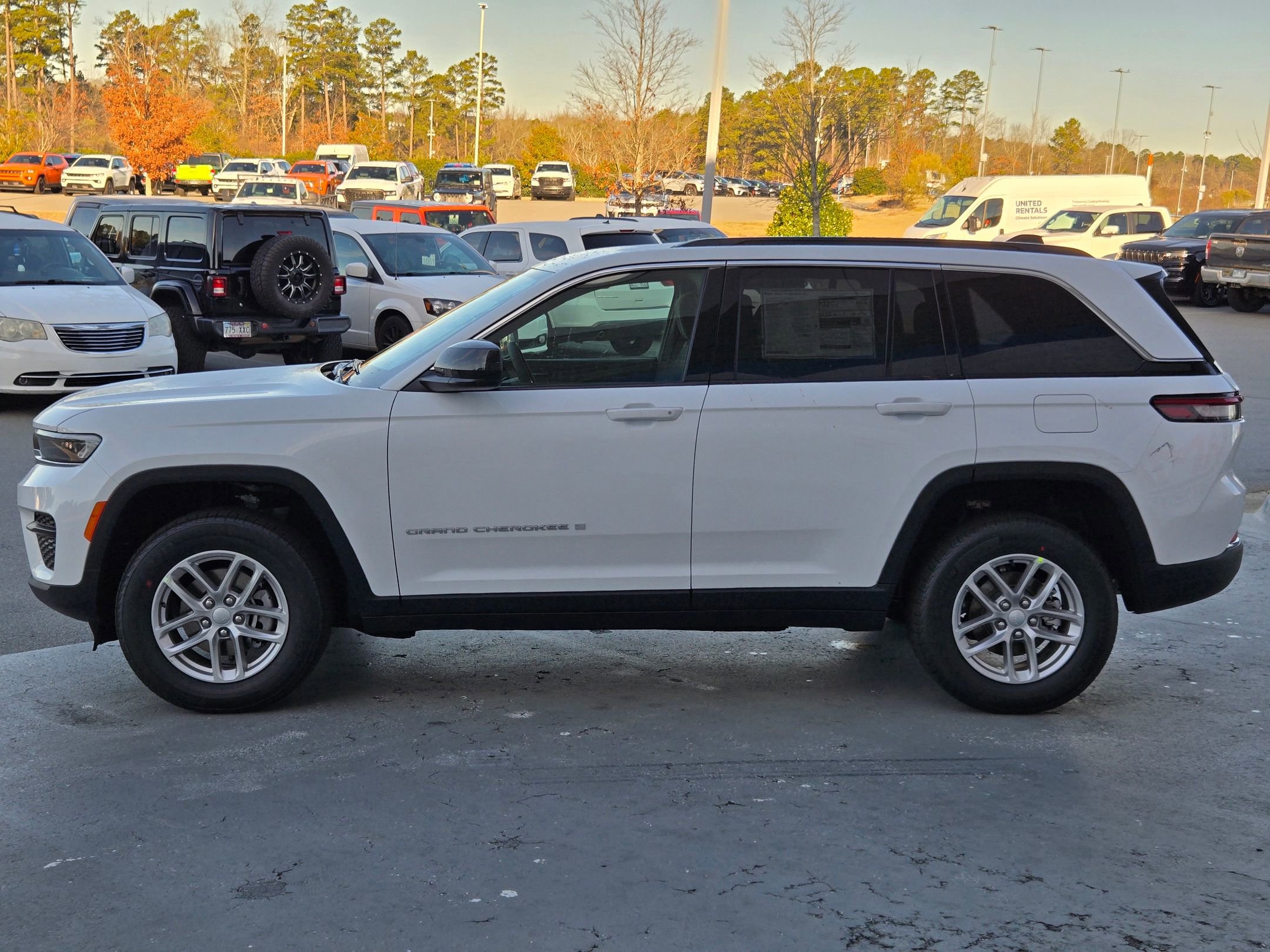 New 2025 Jeep Grand Cherokee Laredo image 4