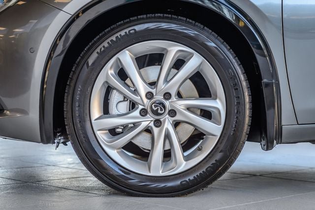 Used 2017 INFINITI QX30 Premium w/ Navigation Package FWD image 12