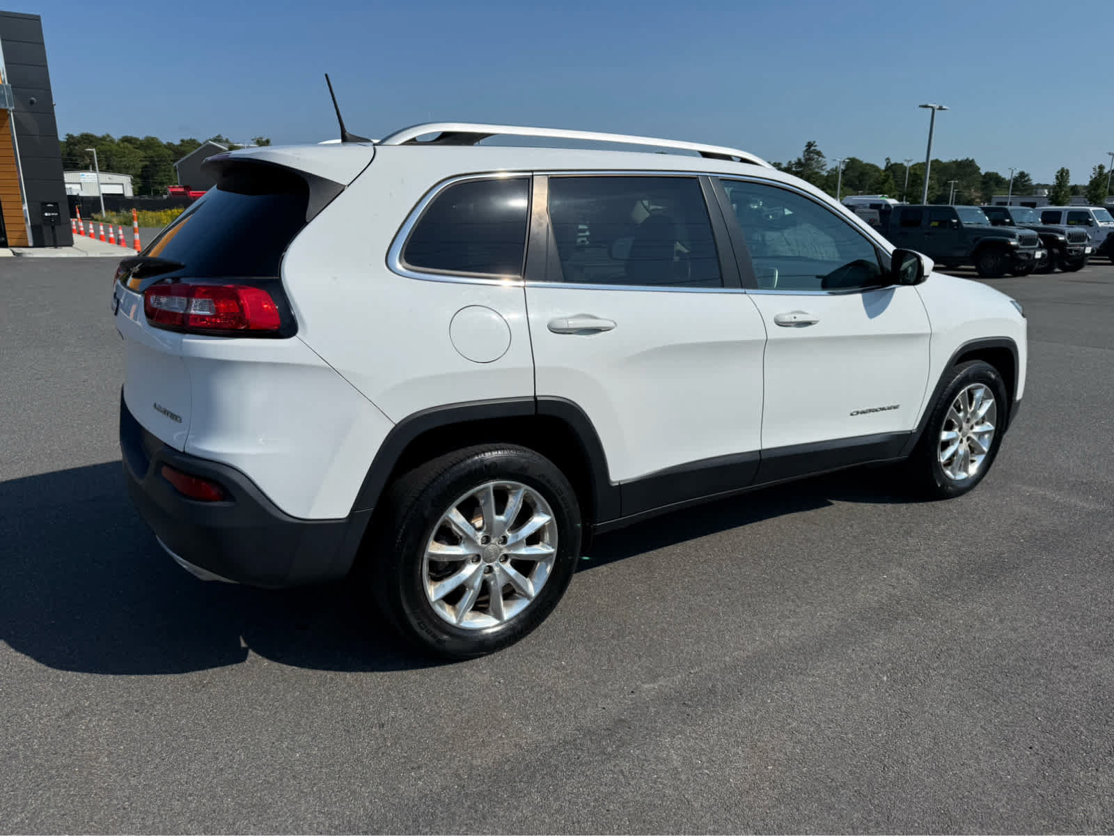 Used 2016 Jeep Cherokee Limited AWD/4WD image 9