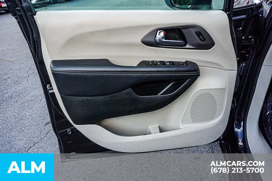 Used 2023 Chrysler Pacifica Touring-L FWD image 53