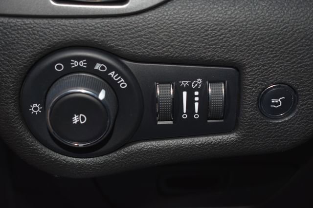 Used 2019 Jeep Cherokee Limited w/ Luxury Group image 17