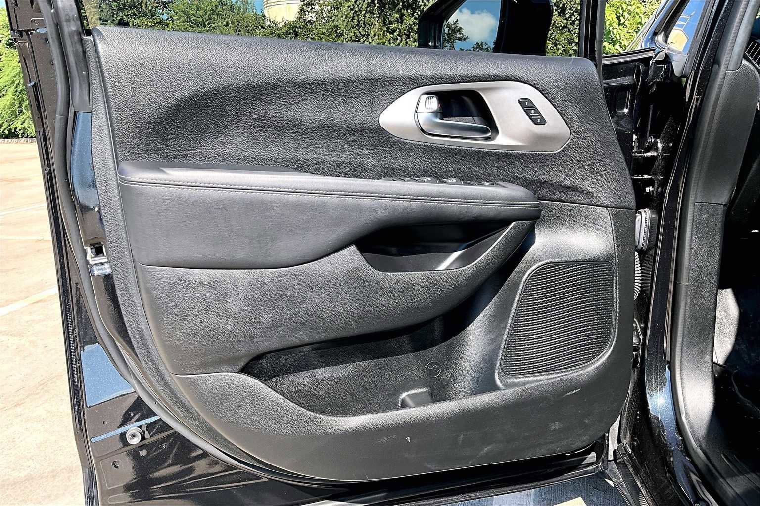 Used 2023 Chrysler Pacifica Limited w/ S Appearance Package image 22