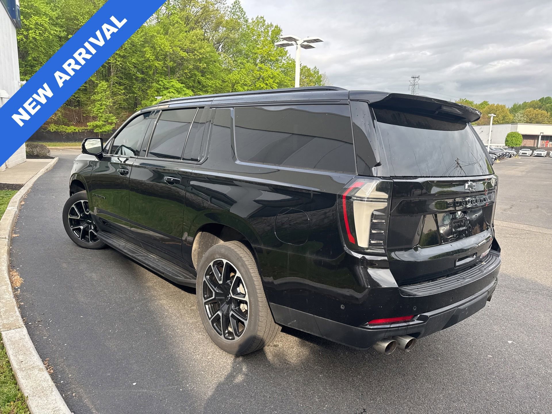 Used 2025 Chevrolet Suburban RST w/ RST Capability Package AWD/4WD image 4