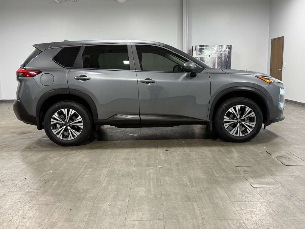Used 2023 Nissan Rogue SV image 3