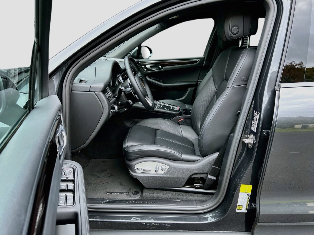 Certified 2021 Porsche Macan AWD/4WD image 35