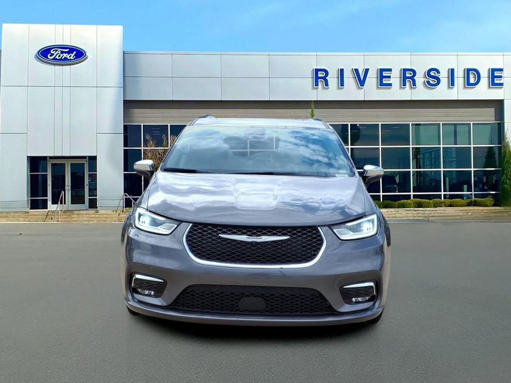 Used 2023 Chrysler Pacifica Limited FWD image 2