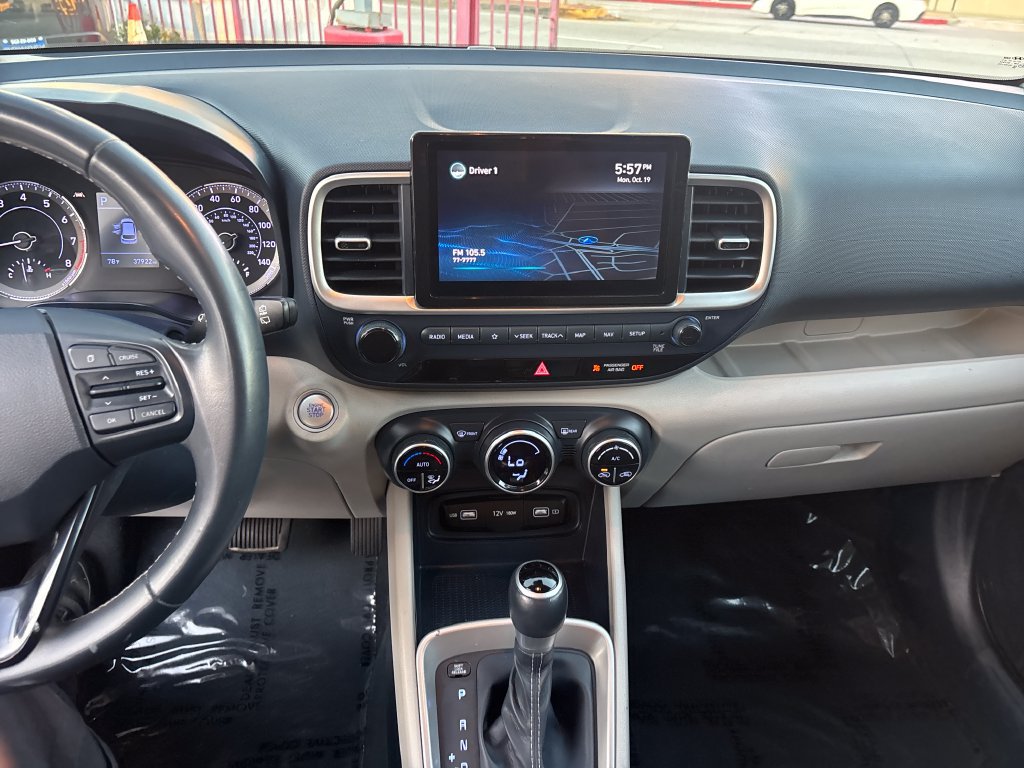 Used 2022 Hyundai Venue Limited FWD image 18