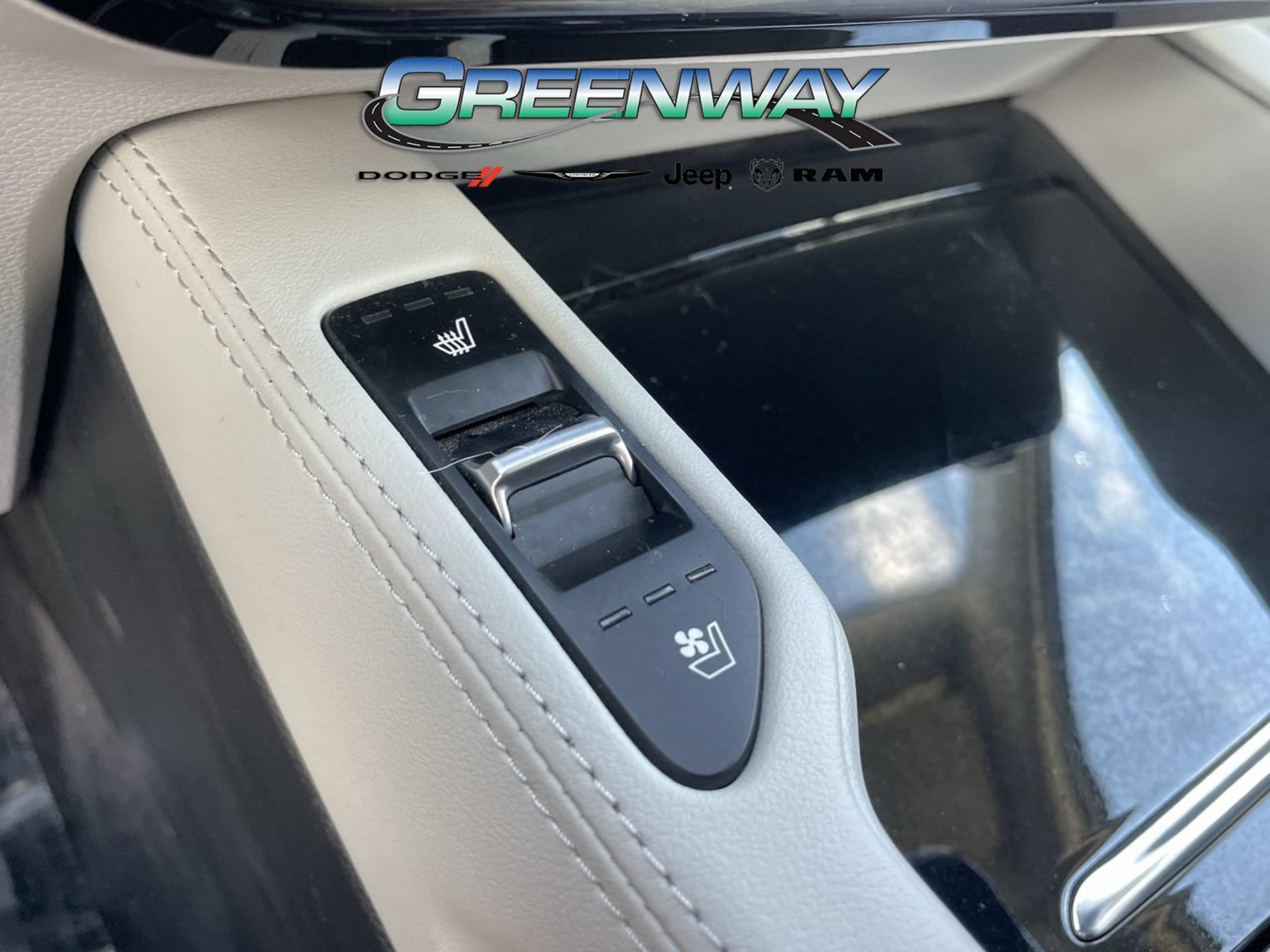 Used 2024 Kia Telluride EX w/ EX Captain's Chair Package FWD image 25