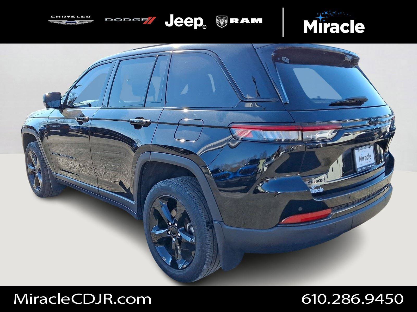 Used 2023 Jeep Grand Cherokee Limited w/ Black Appearance Package image 5