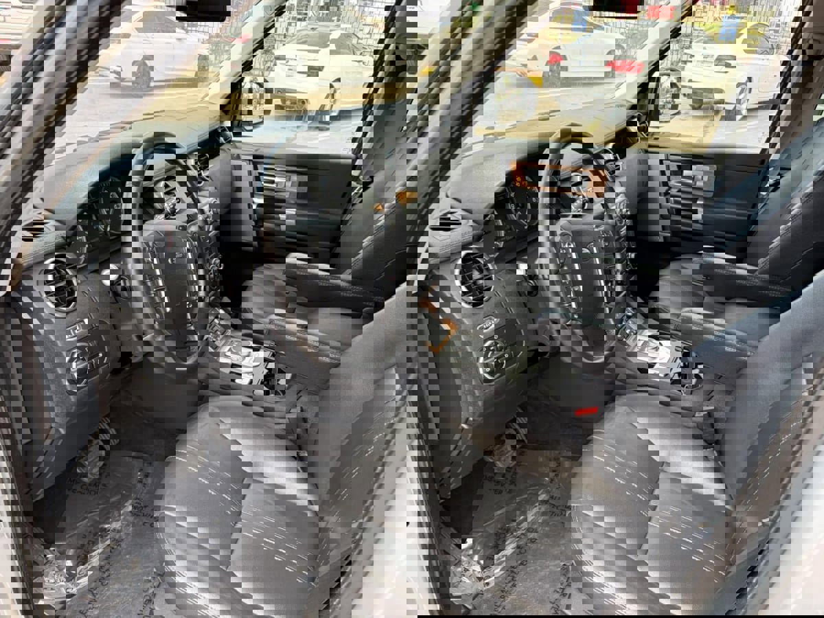 Used 2016 Land Rover LR4 image 8