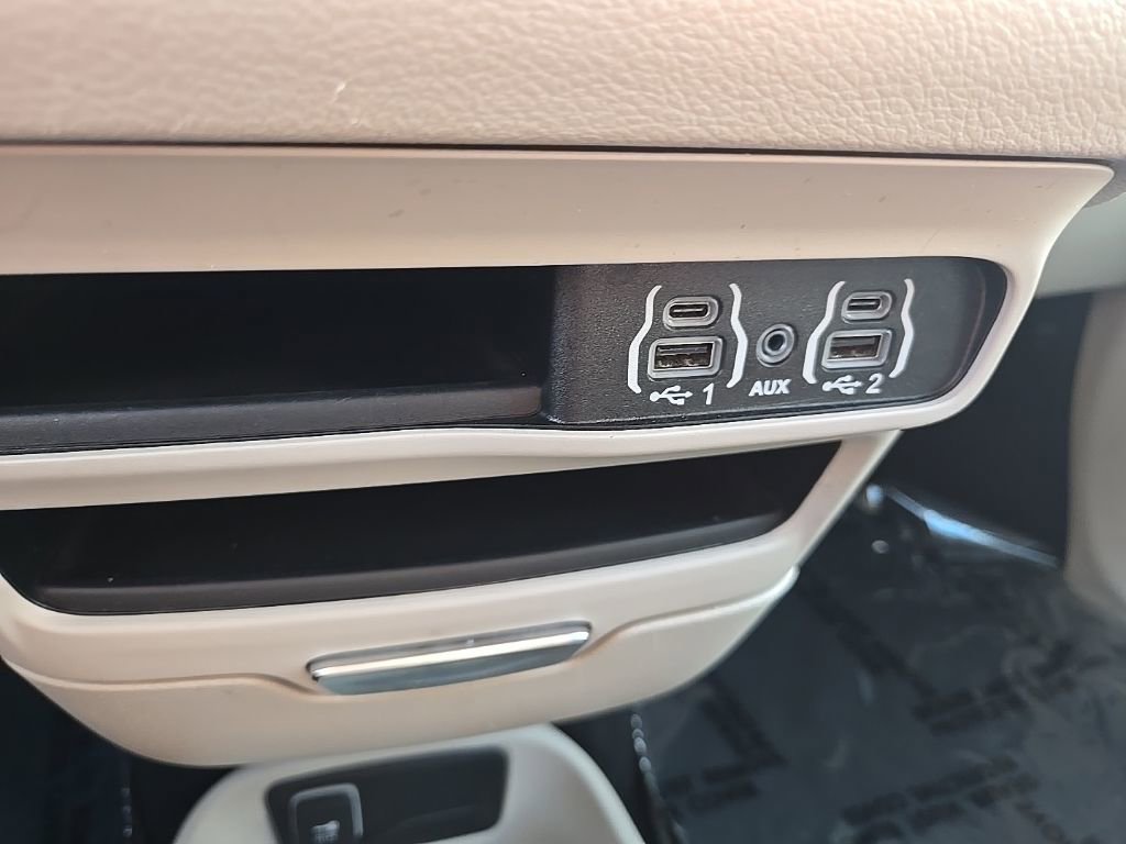 Used 2024 Chrysler Pacifica Touring-L image 18