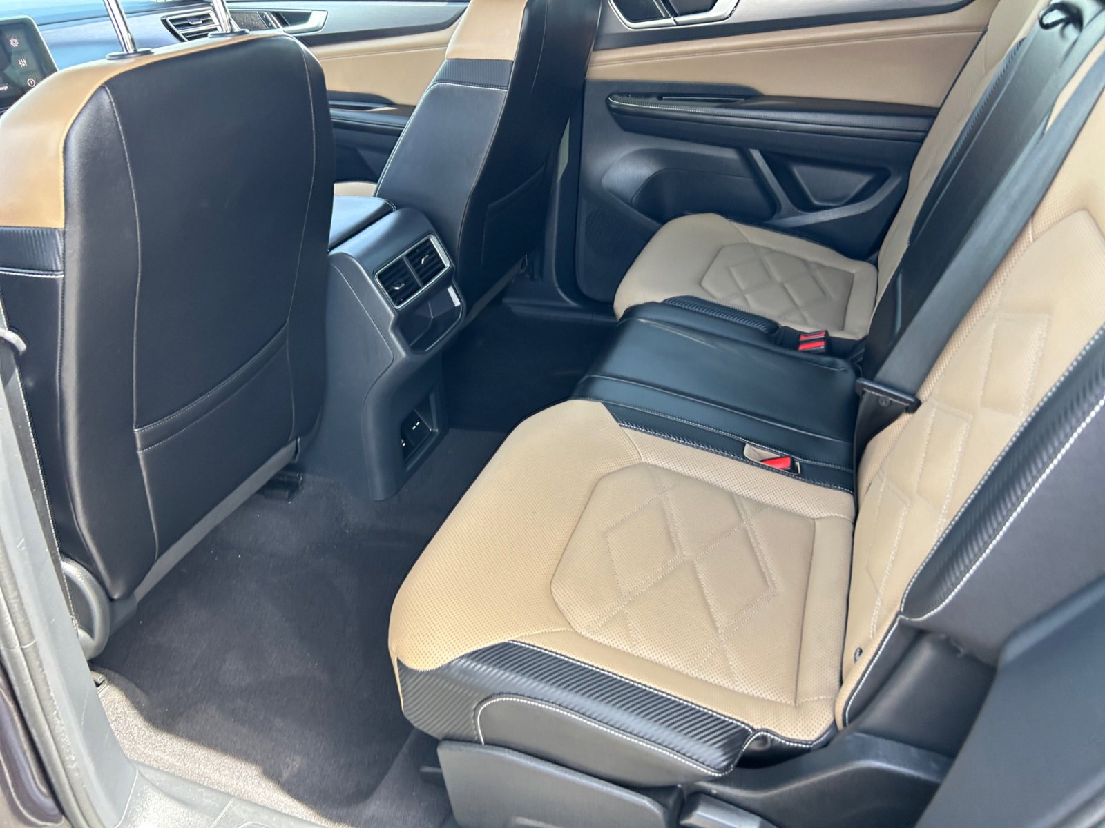 Used 2024 Volkswagen Atlas Cross Sport SE w/ Panoramic Sunroof Package FWD image 17
