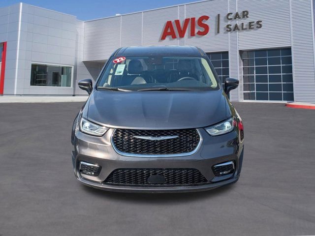 Used 2023 Chrysler Pacifica Touring-L image 2