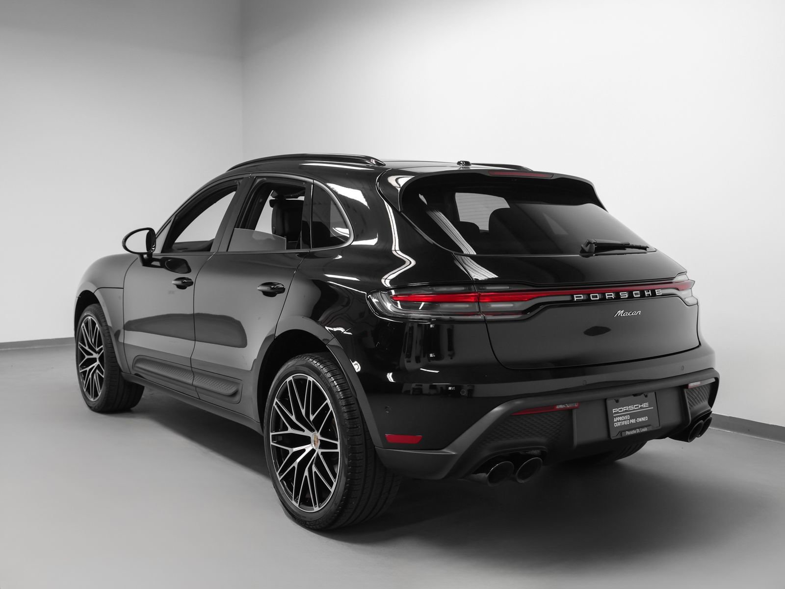 Certified 2023 Porsche Macan image 3