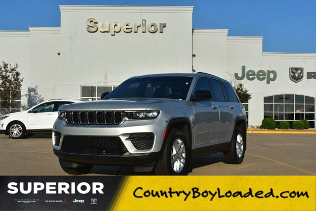 Used 2025 Jeep Grand Cherokee Laredo RWD image 1