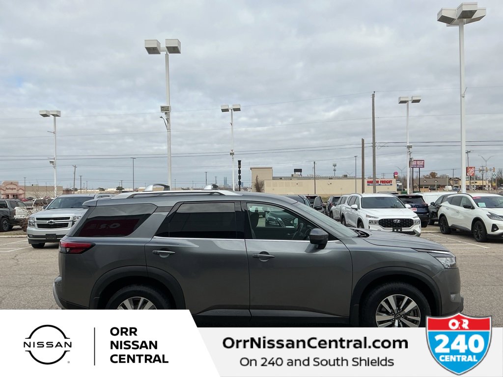 Used 2024 Nissan Pathfinder SL w/ Black Appearance Package image 4