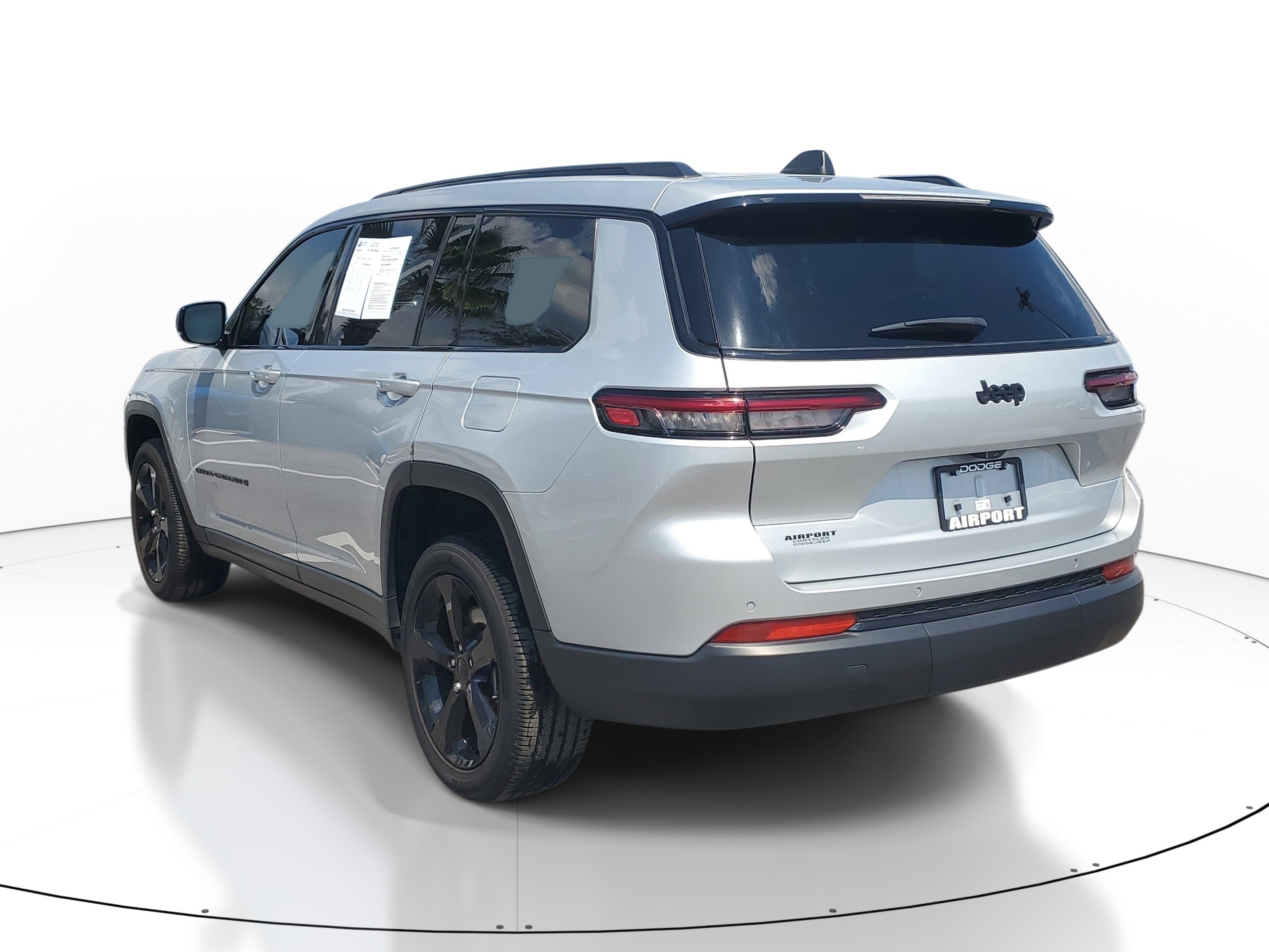 Used 2024 Jeep Grand Cherokee L Laredo RWD image 5