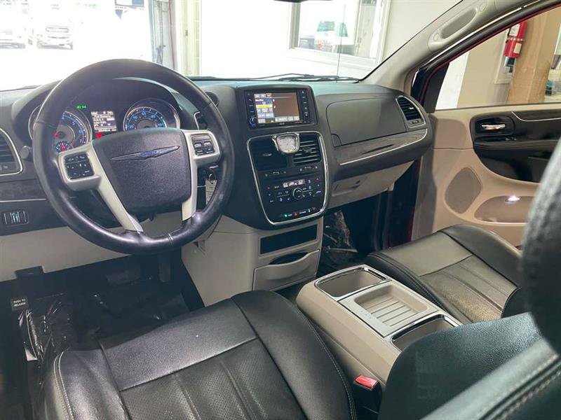 Used 2015 Chrysler Town & Country Touring-L w/ Driver Convenience Group FWD image 56
