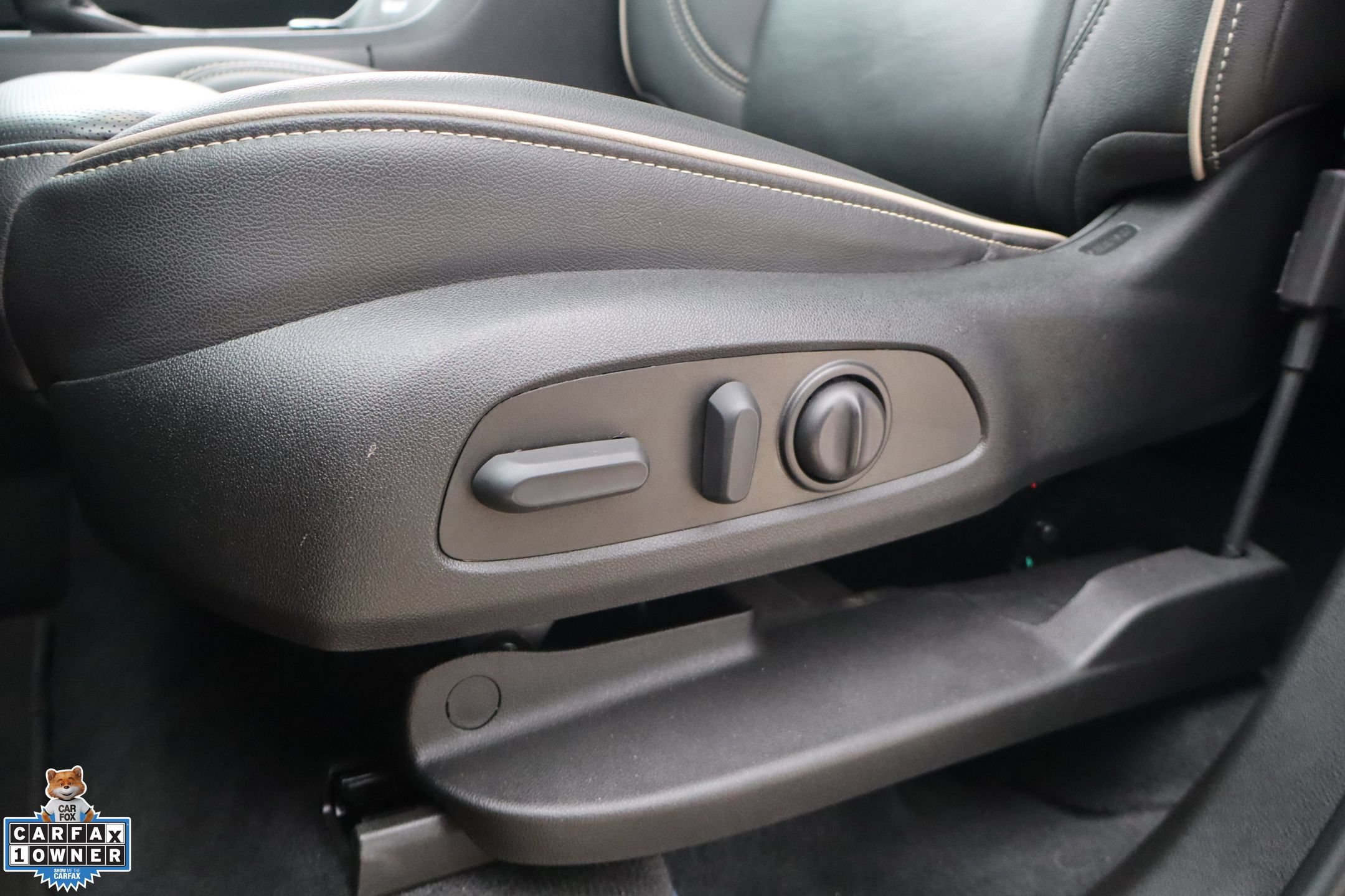 Used 2023 Chevrolet Traverse Premier FWD image 14