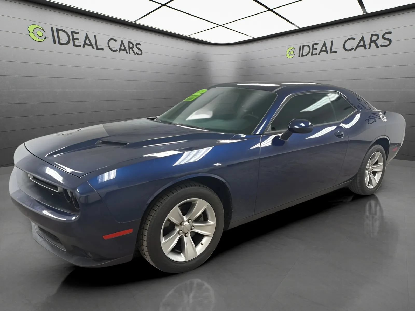 Used 2015 Dodge Challenger SXT RWD image 1