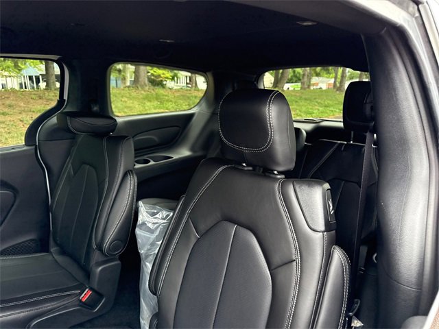 New 2026 Chrysler Pacifica Select image 4