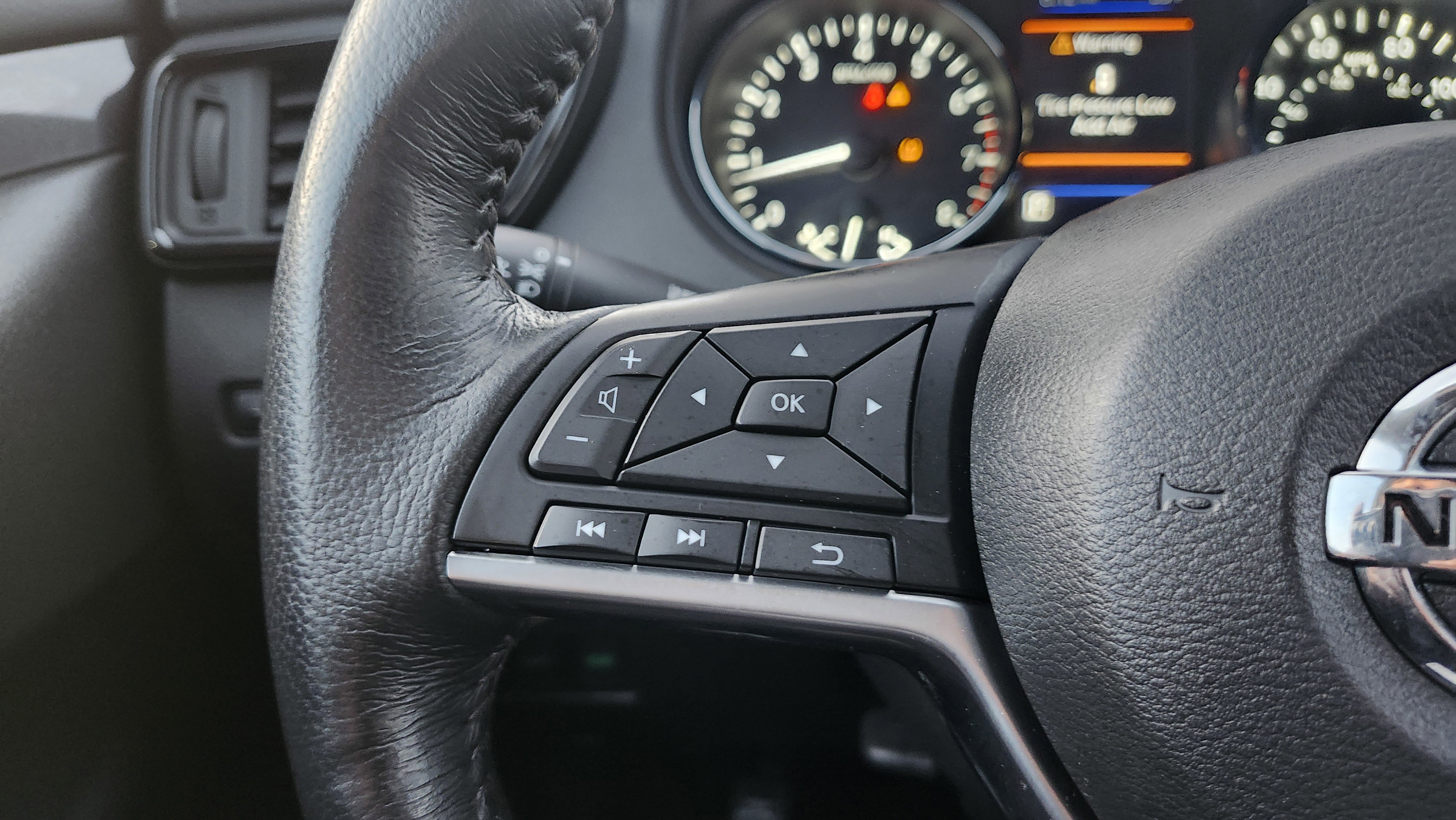 Used 2018 Nissan Rogue SV image 36