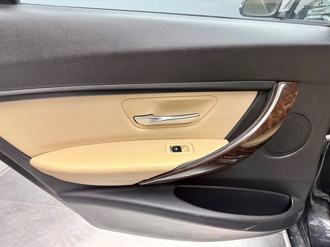 Used 2018 BMW 320i xDrive Sedan w/ Convenience Package image 17