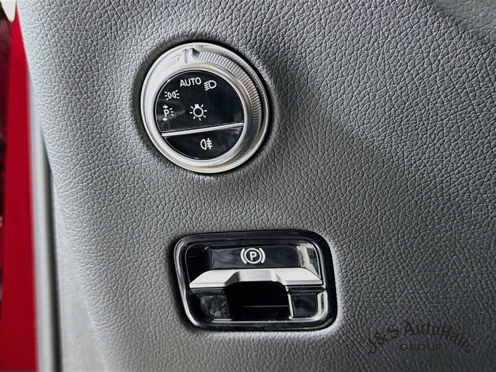 Used 2025 Mercedes-Benz GLC 300 4MATIC w/ AMG Line image 10