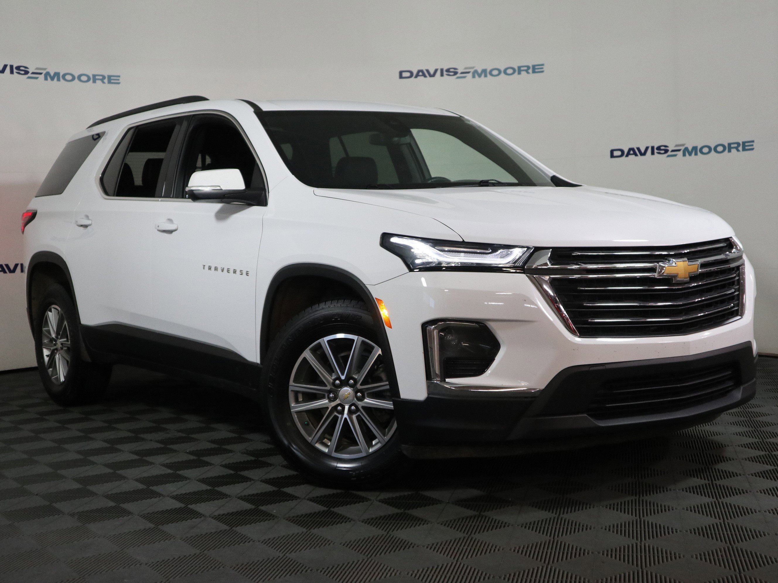 Used 2023 Chevrolet Traverse LT FWD image 2