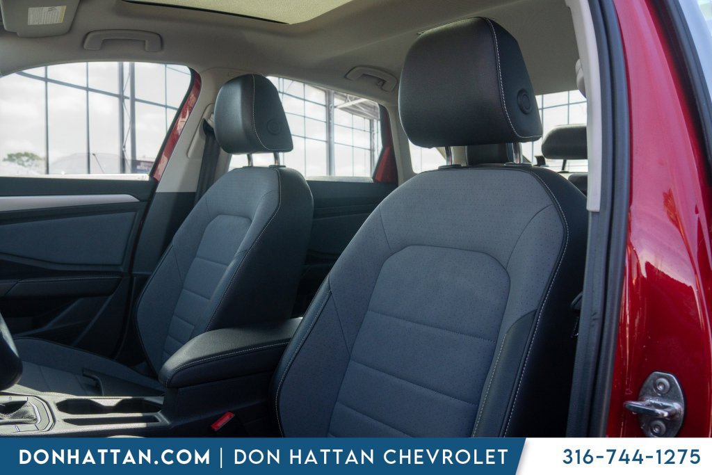 Used 2025 Volkswagen Jetta SE FWD image 27