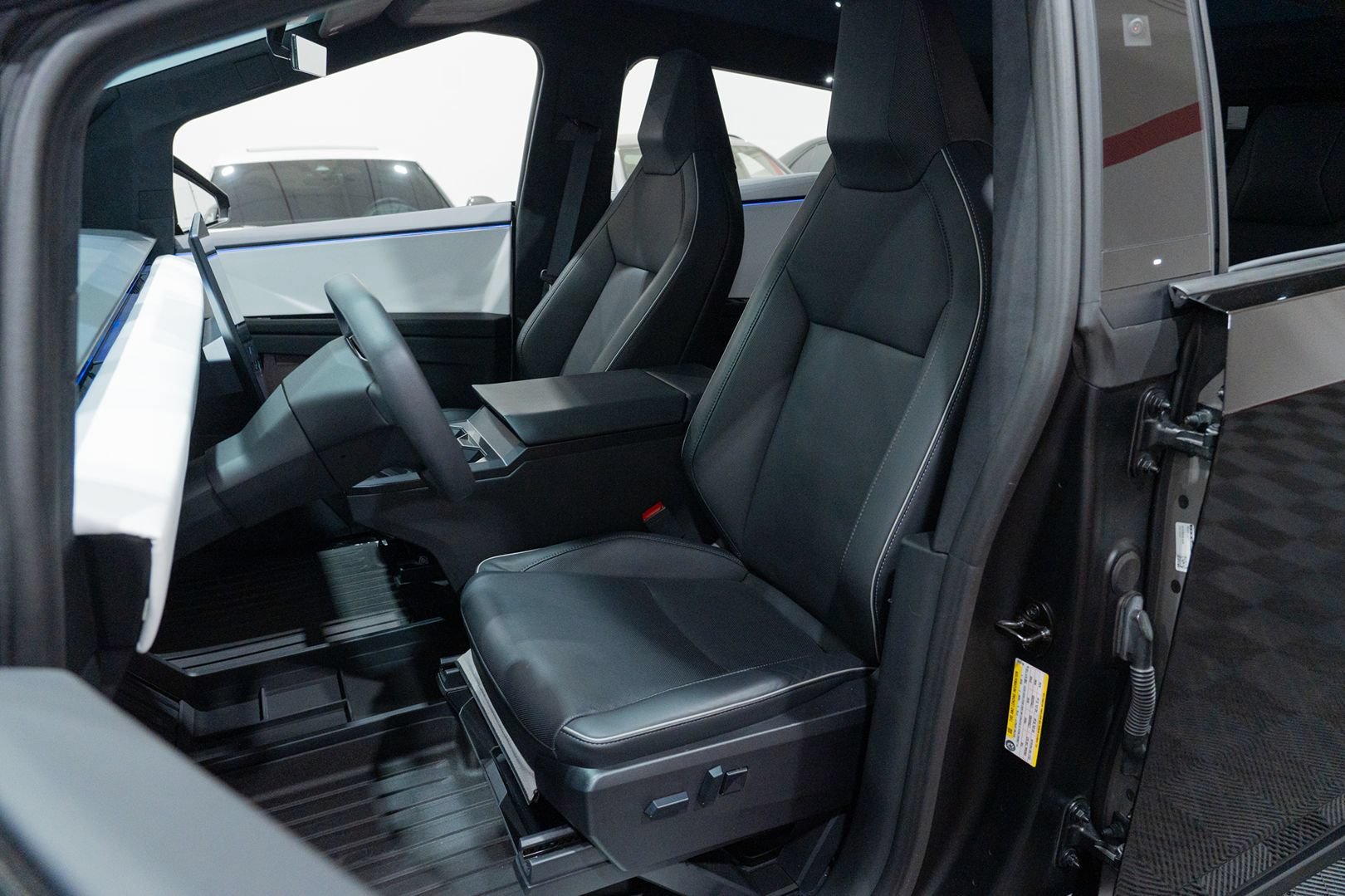 Used 2024 Tesla Cybertruck AWD Crew Cab image 21
