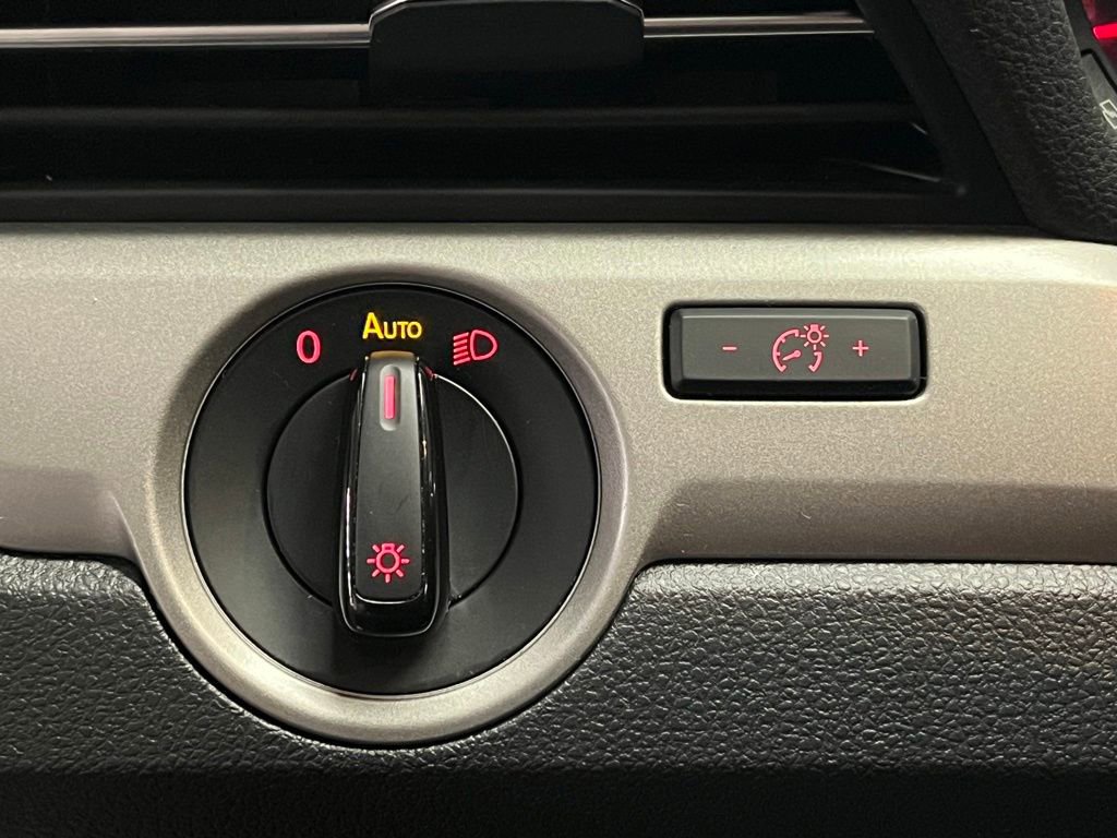 Certified 2022 Volkswagen Passat 2.0T SE FWD image 17