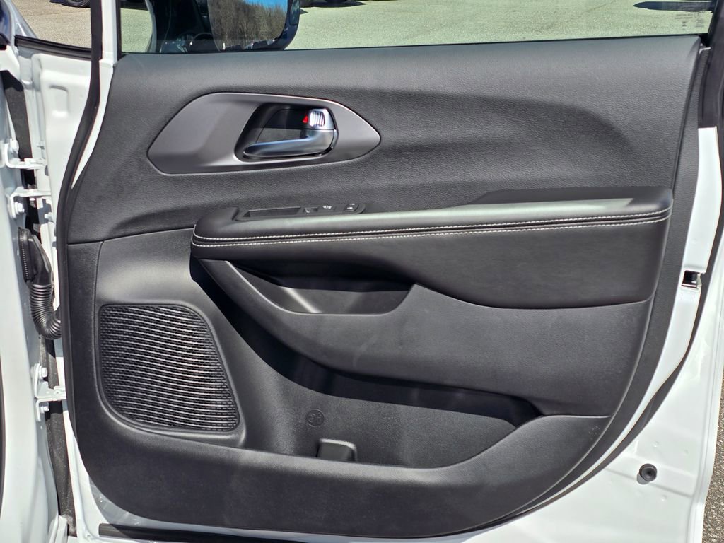 New 2026 Chrysler Pacifica Select image 36
