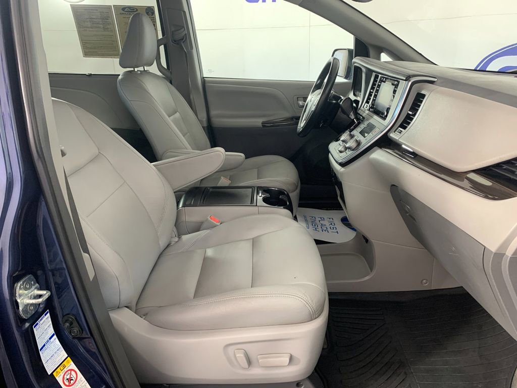 Used 2018 Toyota Sienna XLE Premium image 38