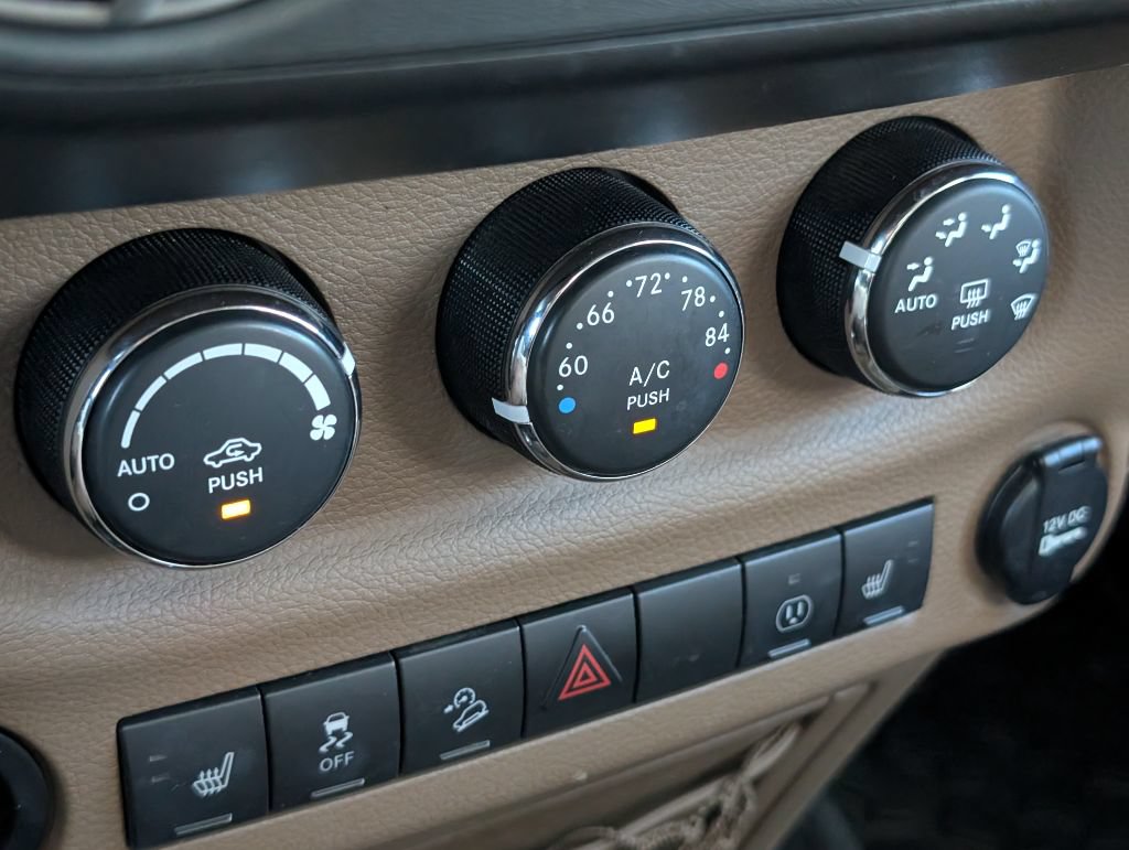 Used 2017 Jeep Wrangler Unlimited Sahara w/ Connectivity Group AWD/4WD image 18