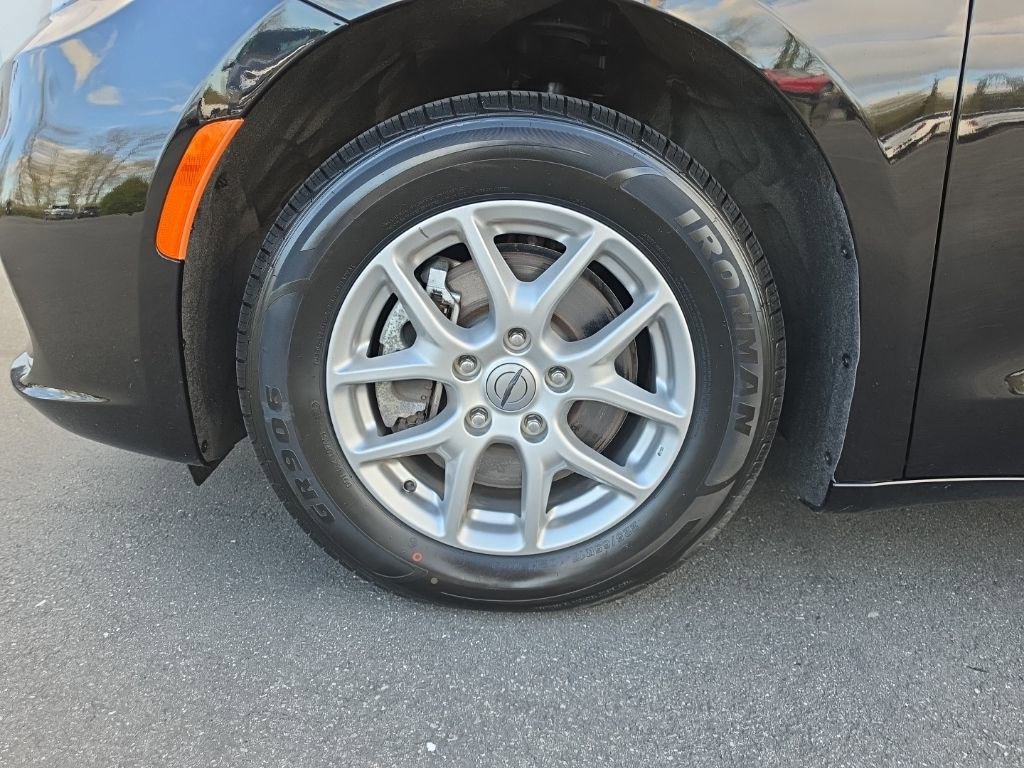 Used 2024 Chrysler Pacifica Touring-L FWD image 37