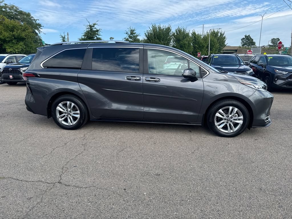 Used 2025 Toyota Sienna Limited AWD/4WD image 8