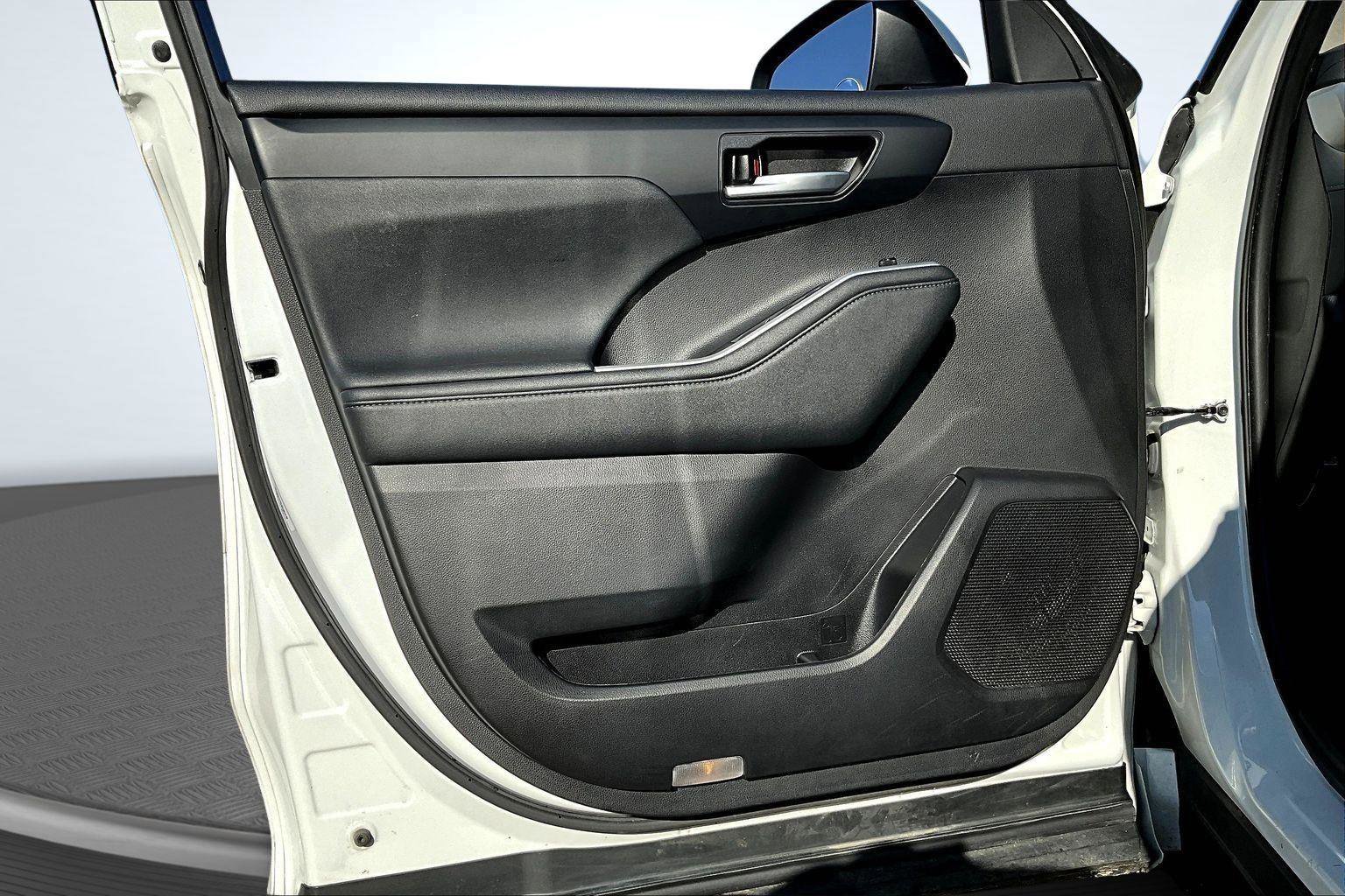 Used 2023 Toyota Highlander XLE image 23