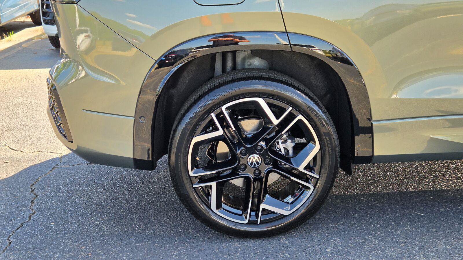 New 2026 Volkswagen Tiguan SEL R-Line AWD/4WD image 16
