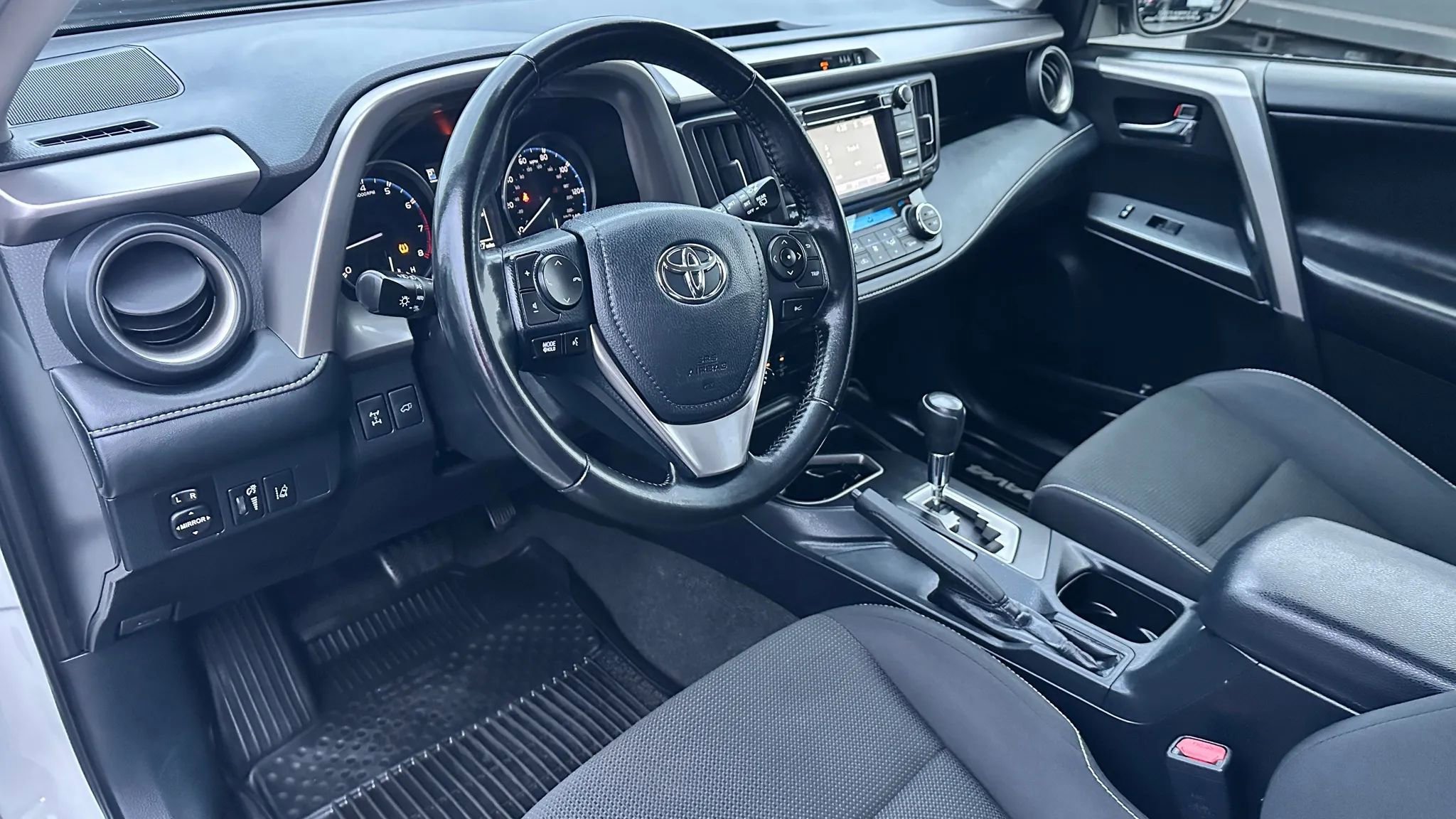 Used 2018 Toyota RAV4 XLE image 10