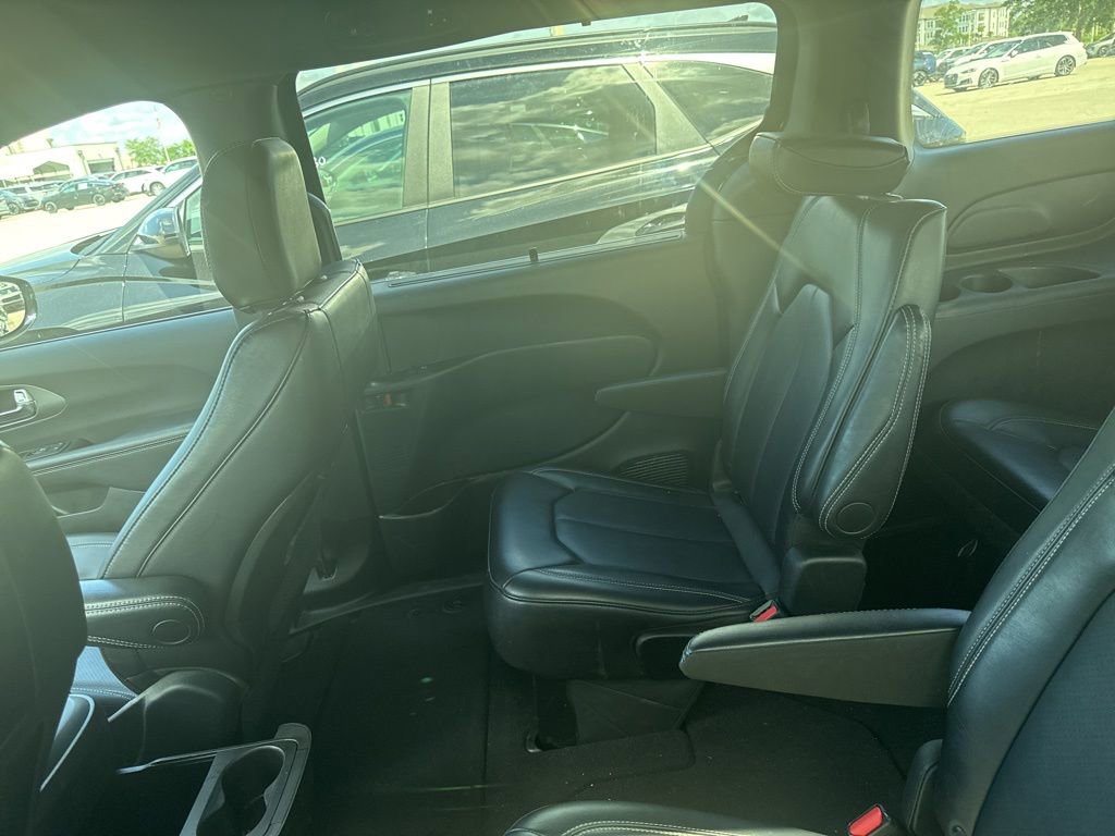 Used 2025 Chrysler Pacifica Select FWD image 9