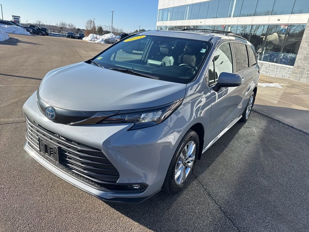 Used 2023 Toyota Sienna XLE Woodland Edition image 5