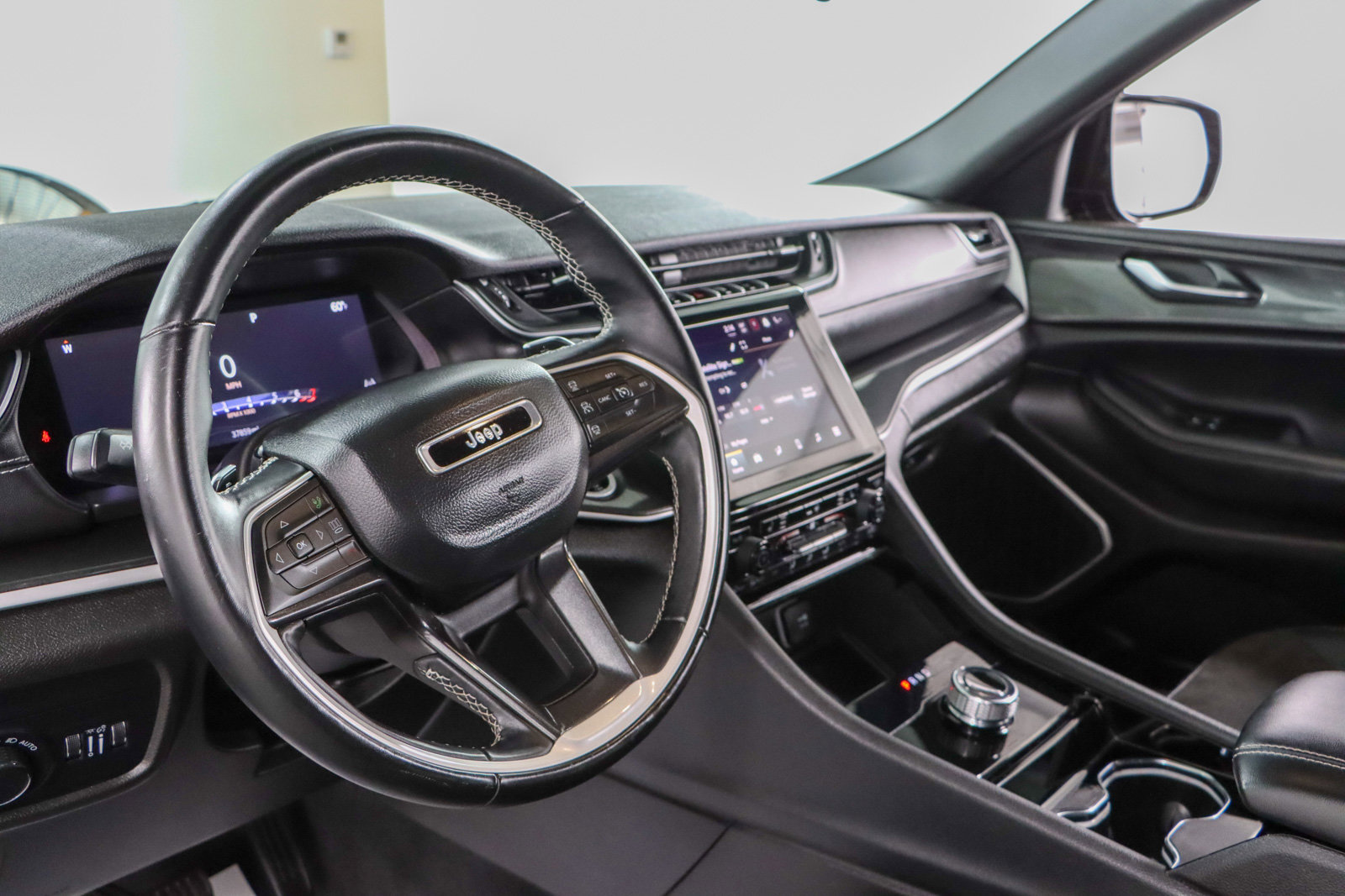 Used 2022 Jeep Grand Cherokee L Laredo image 22