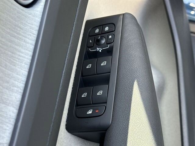New 2024 Volvo XC40 B5 Plus w/ Protection Package Premier image 18