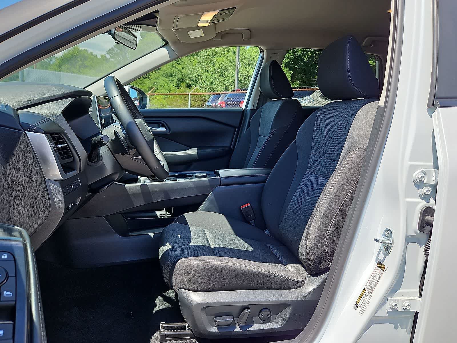 Used 2025 Nissan Rogue SV AWD/4WD image 22